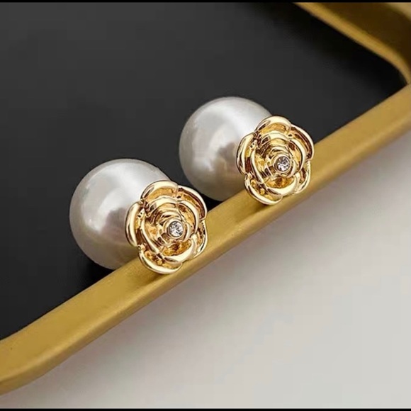 Retro Camellia Pearl Studs - Picture 3 of 5